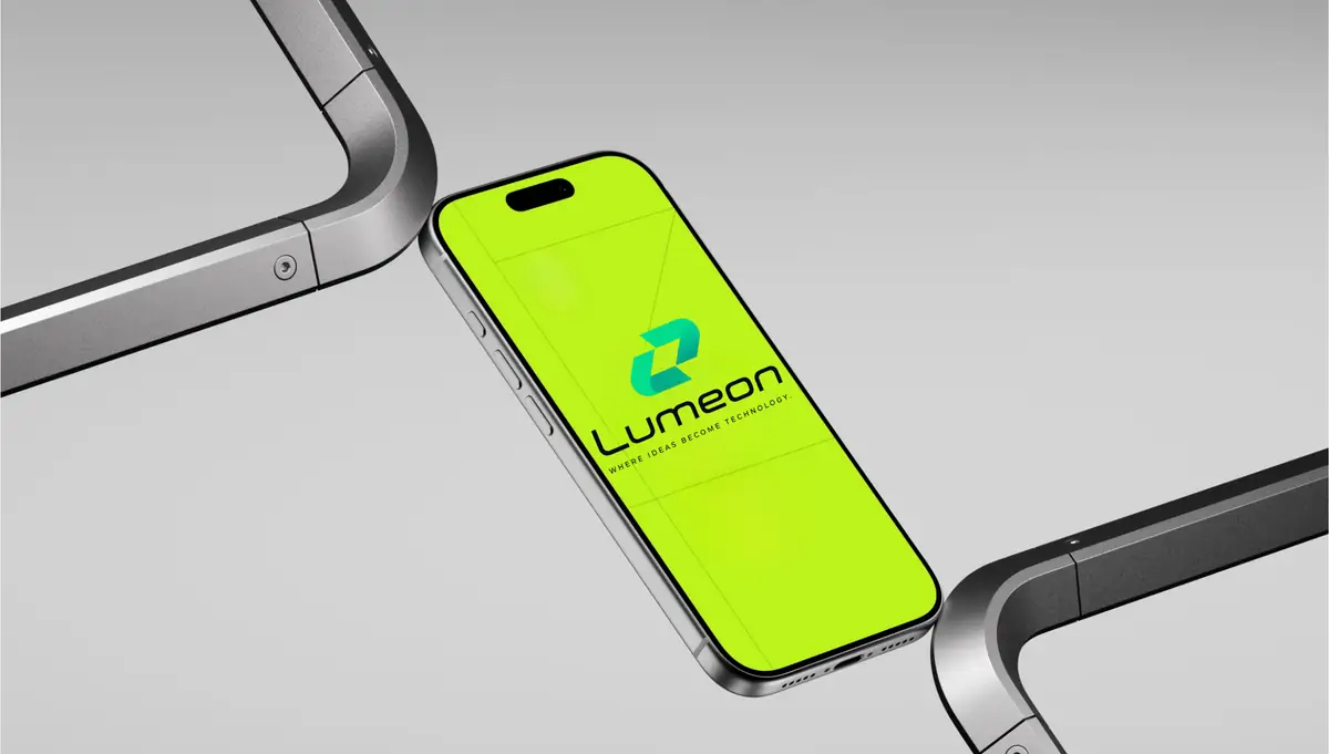 Lumeon logolu telefon tanıtım görseli